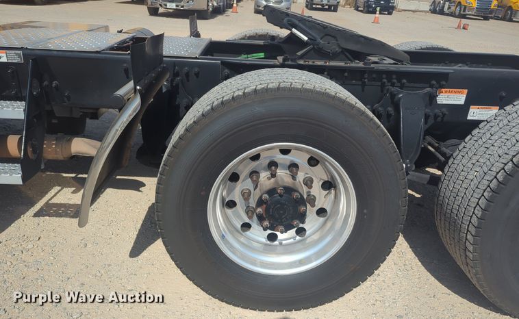 image for item NW9524 2021 Freightliner  Cascadia 126 semi truck