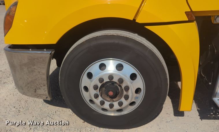 image for item NW9524 2021 Freightliner  Cascadia 126 semi truck