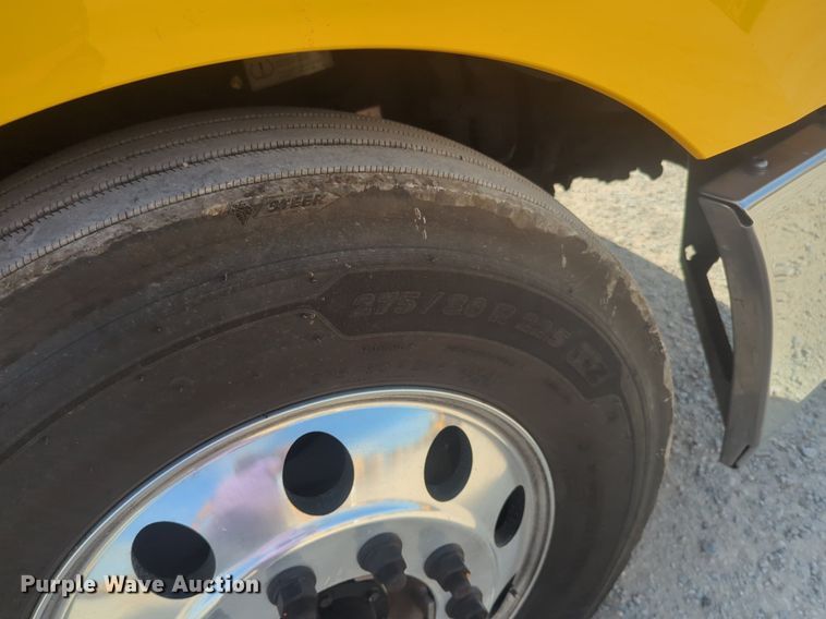 image for item NW9524 2021 Freightliner  Cascadia 126 semi truck