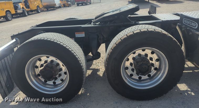 image for item NW9524 2021 Freightliner  Cascadia 126 semi truck