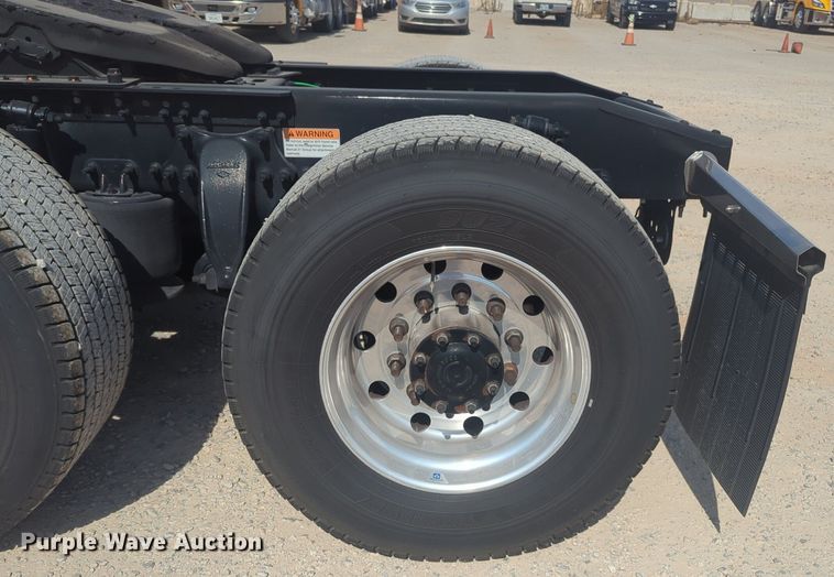 image for item NW9524 2021 Freightliner  Cascadia 126 semi truck