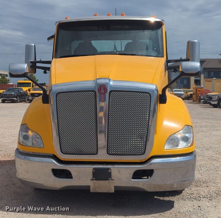image for item NW9525 2021 Kenworth  T680 semi truck