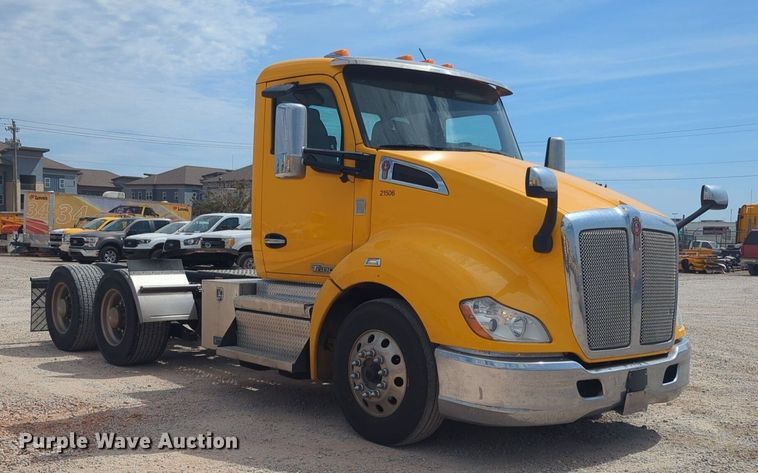image for item NW9525 2021 Kenworth  T680 semi truck