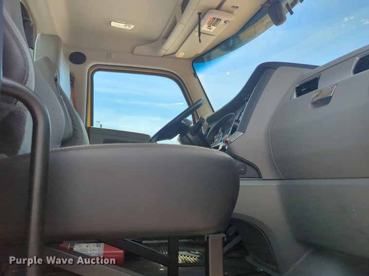 image for item NW9525 2021 Kenworth  T680 semi truck