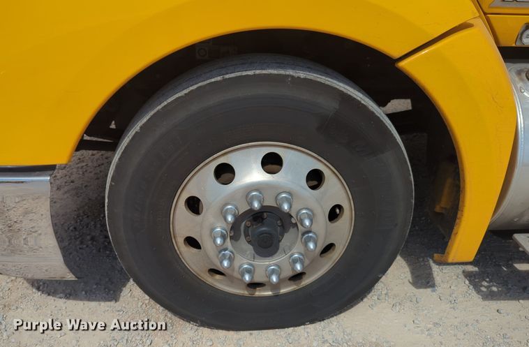 image for item NW9525 2021 Kenworth  T680 semi truck