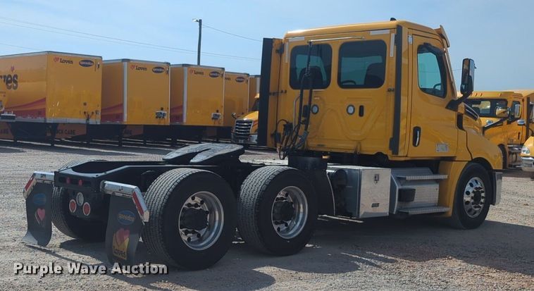 image for item NW9526 2022 Freightliner  Cascadia 126 semi truck