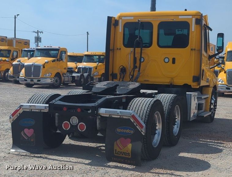 image for item NW9526 2022 Freightliner  Cascadia 126 semi truck