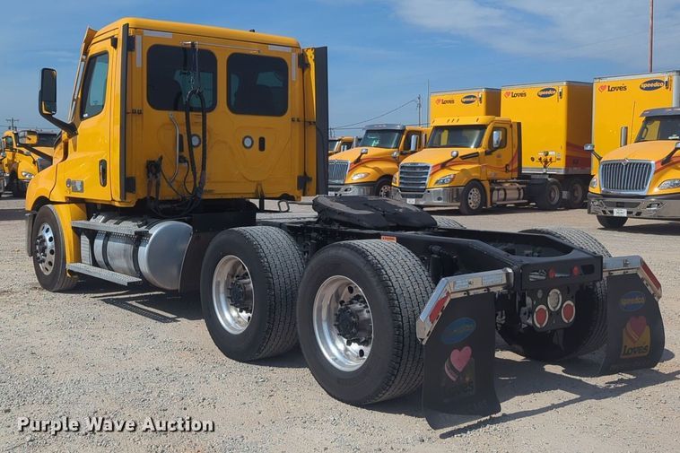 image for item NW9526 2022 Freightliner  Cascadia 126 semi truck