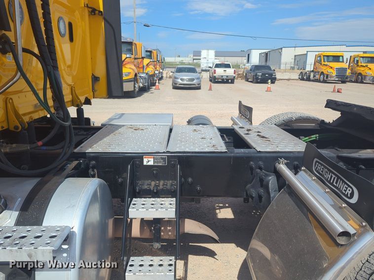 image for item NW9526 2022 Freightliner  Cascadia 126 semi truck