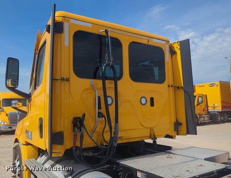 image for item NW9526 2022 Freightliner  Cascadia 126 semi truck