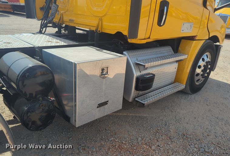 image for item NW9526 2022 Freightliner  Cascadia 126 semi truck