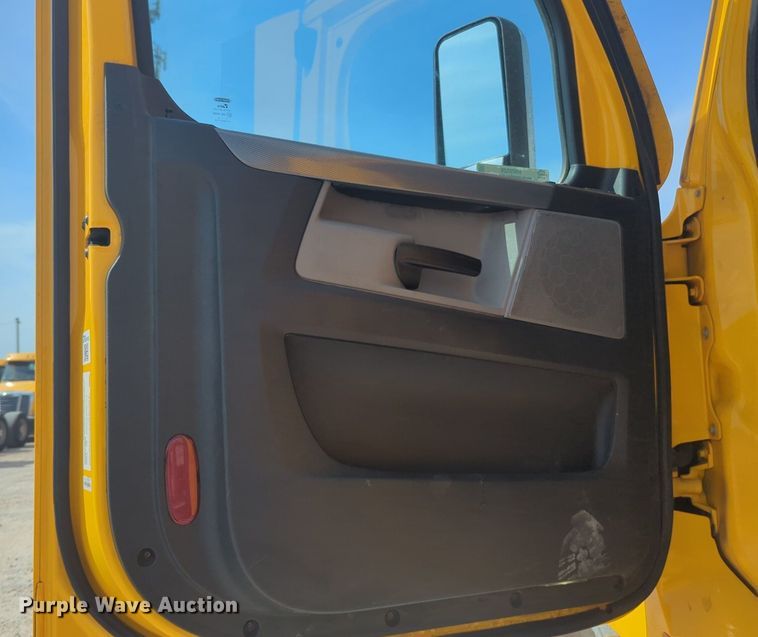 image for item NW9526 2022 Freightliner  Cascadia 126 semi truck