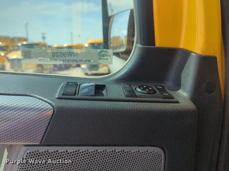 image for item NW9526 2022 Freightliner  Cascadia 126 semi truck