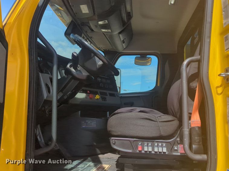 image for item NW9526 2022 Freightliner  Cascadia 126 semi truck