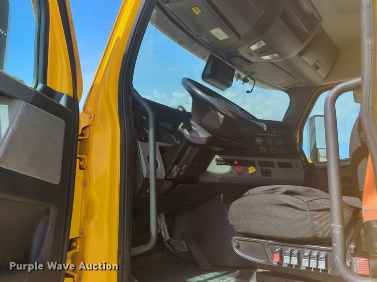 image for item NW9526 2022 Freightliner  Cascadia 126 semi truck