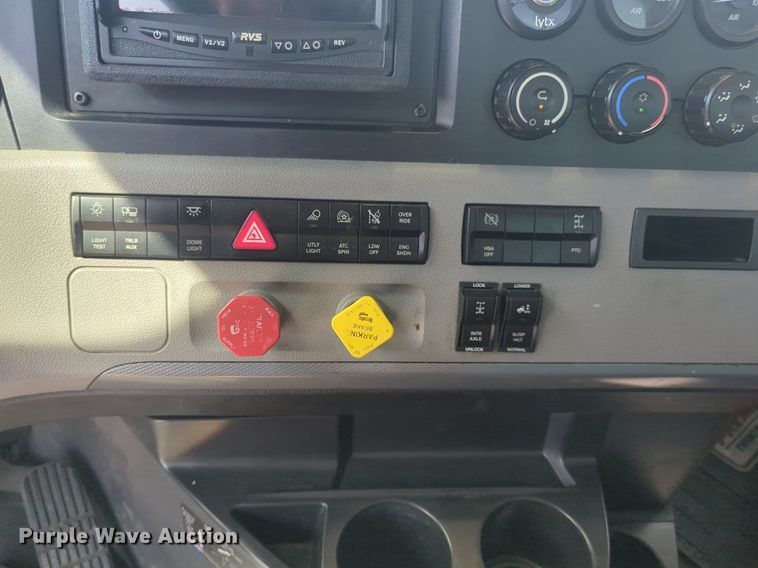 image for item NW9526 2022 Freightliner  Cascadia 126 semi truck