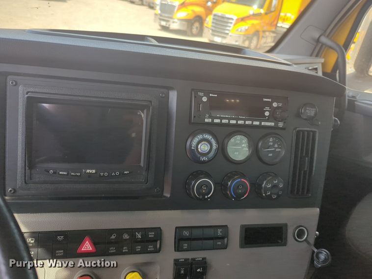 image for item NW9526 2022 Freightliner  Cascadia 126 semi truck