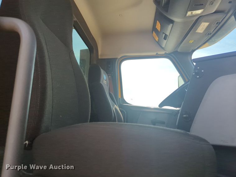 image for item NW9526 2022 Freightliner  Cascadia 126 semi truck