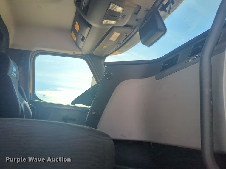 image for item NW9526 2022 Freightliner  Cascadia 126 semi truck