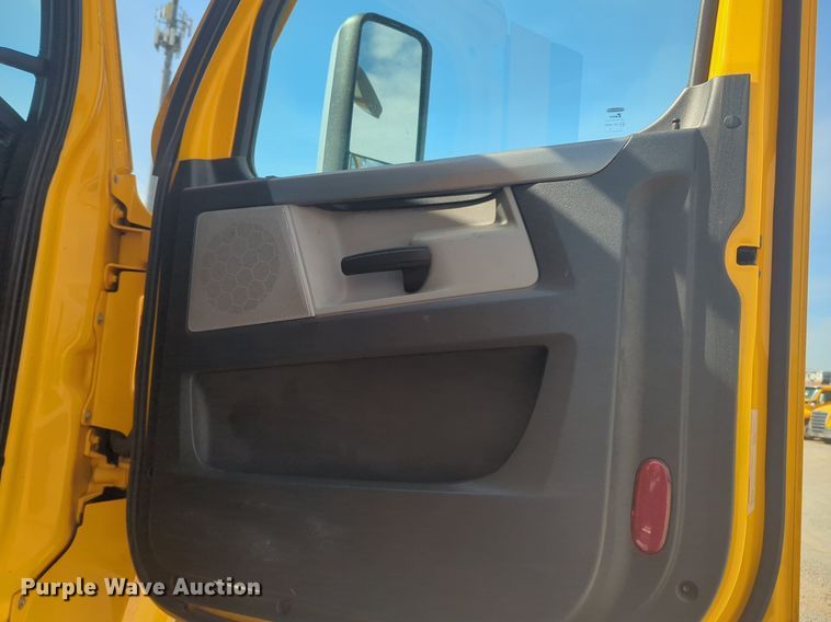 image for item NW9526 2022 Freightliner  Cascadia 126 semi truck