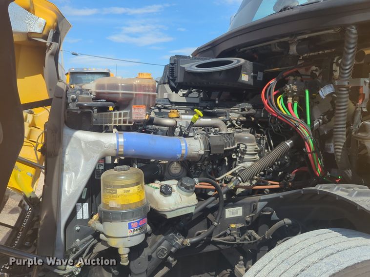 image for item NW9526 2022 Freightliner  Cascadia 126 semi truck