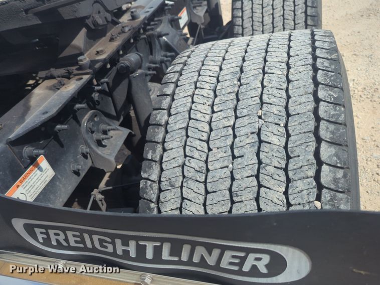 image for item NW9526 2022 Freightliner  Cascadia 126 semi truck