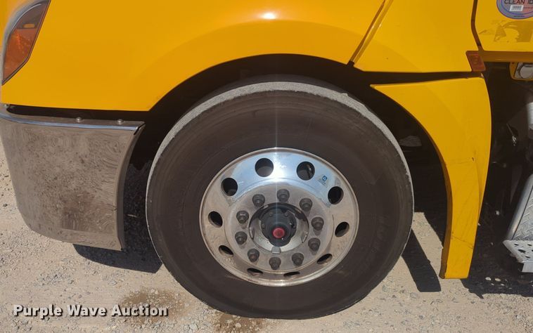 image for item NW9526 2022 Freightliner  Cascadia 126 semi truck