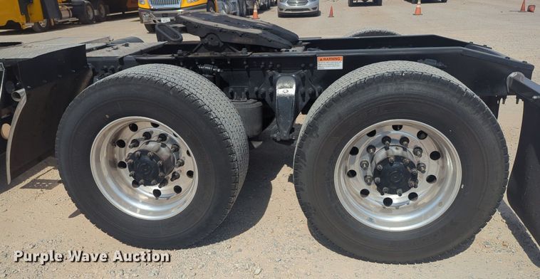 image for item NW9526 2022 Freightliner  Cascadia 126 semi truck