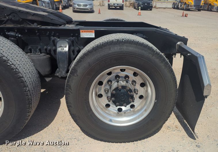 image for item NW9526 2022 Freightliner  Cascadia 126 semi truck