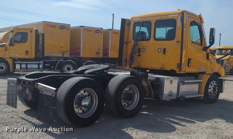 image for item NW9532 2021 Freightliner  Cascadia 126 semi truck