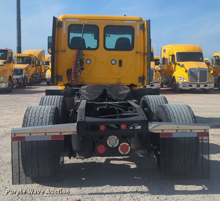 image for item NW9532 2021 Freightliner  Cascadia 126 semi truck