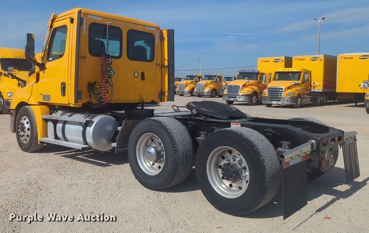 image for item NW9532 2021 Freightliner  Cascadia 126 semi truck