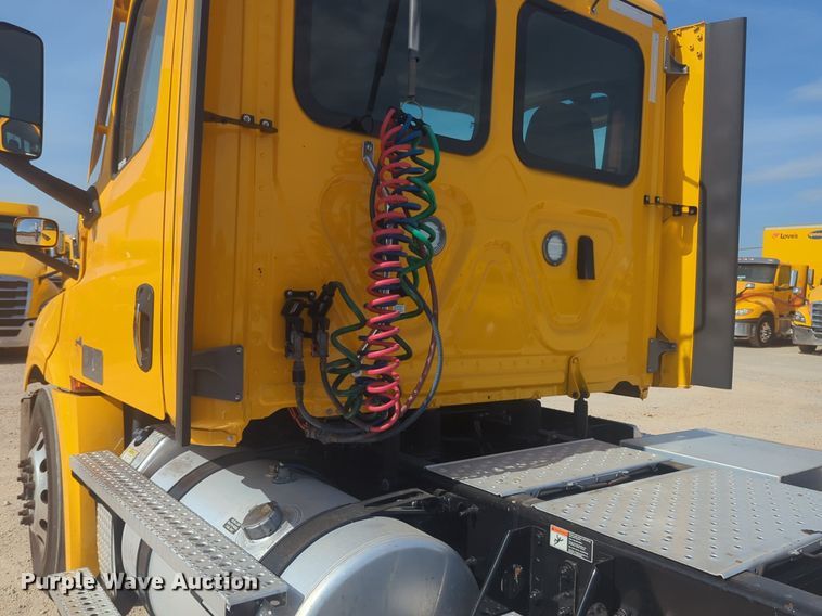 image for item NW9532 2021 Freightliner  Cascadia 126 semi truck