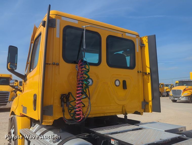 image for item NW9532 2021 Freightliner  Cascadia 126 semi truck