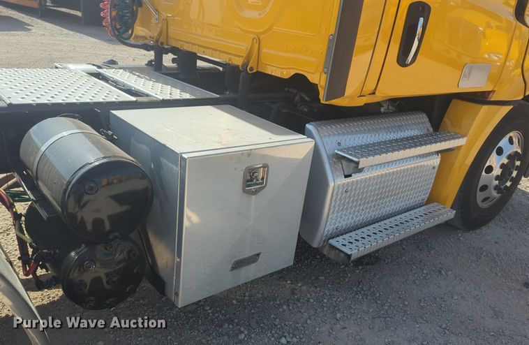 image for item NW9532 2021 Freightliner  Cascadia 126 semi truck