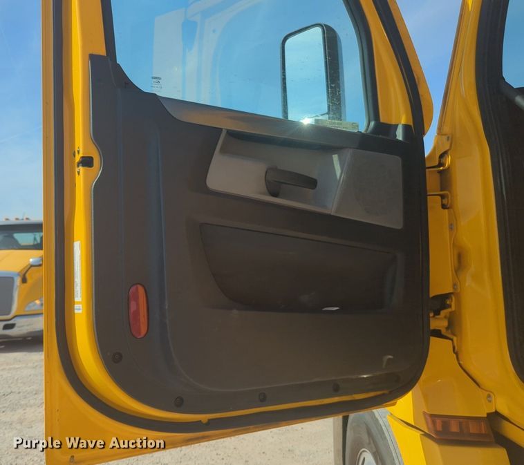 image for item NW9532 2021 Freightliner  Cascadia 126 semi truck