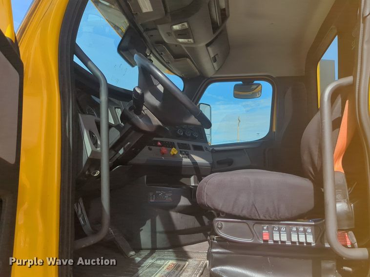 image for item NW9532 2021 Freightliner  Cascadia 126 semi truck