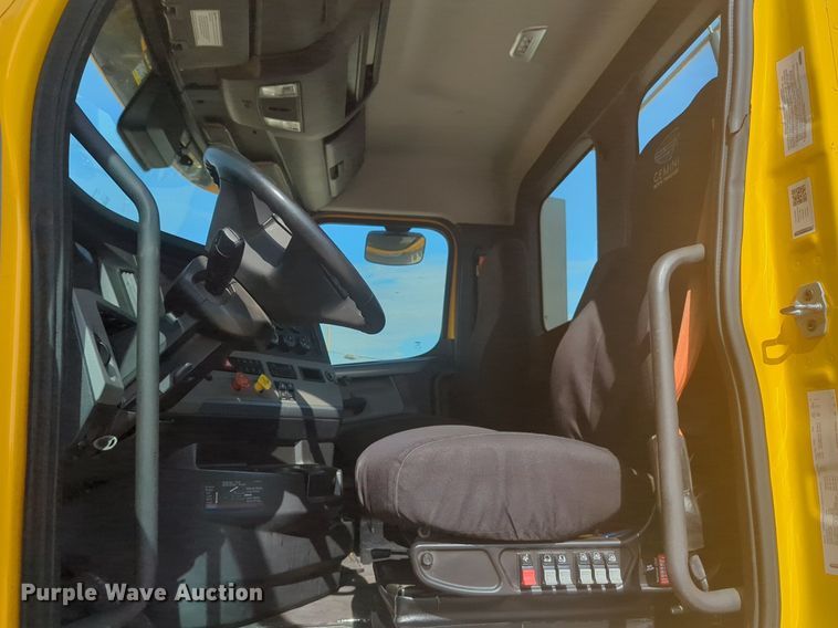 image for item NW9532 2021 Freightliner  Cascadia 126 semi truck