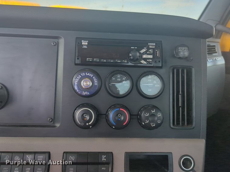 image for item NW9532 2021 Freightliner  Cascadia 126 semi truck