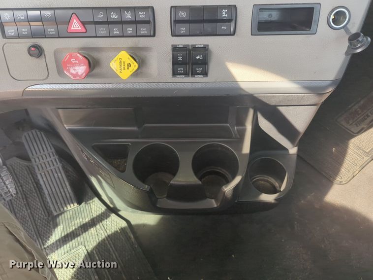 image for item NW9532 2021 Freightliner  Cascadia 126 semi truck