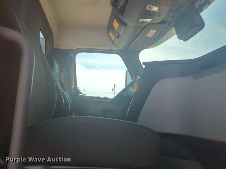 image for item NW9532 2021 Freightliner  Cascadia 126 semi truck