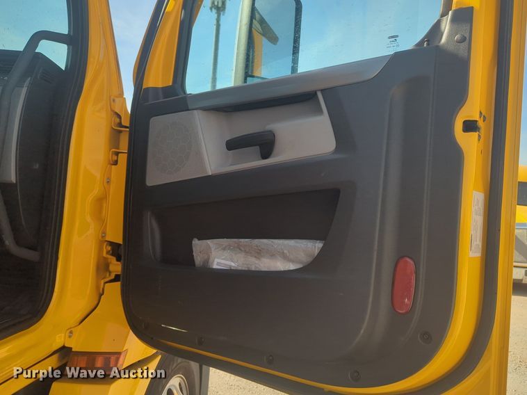 image for item NW9532 2021 Freightliner  Cascadia 126 semi truck