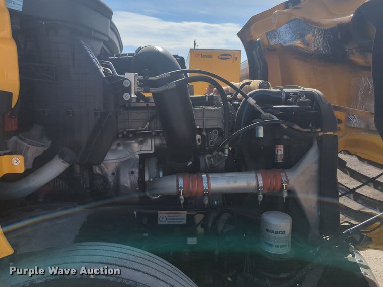 image for item NW9532 2021 Freightliner  Cascadia 126 semi truck