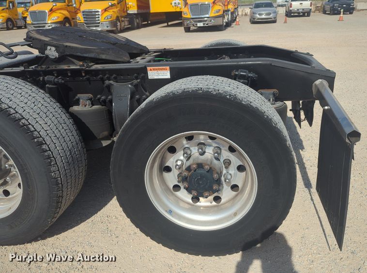 image for item NW9532 2021 Freightliner  Cascadia 126 semi truck