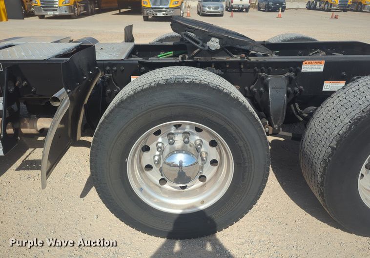 image for item NW9532 2021 Freightliner  Cascadia 126 semi truck