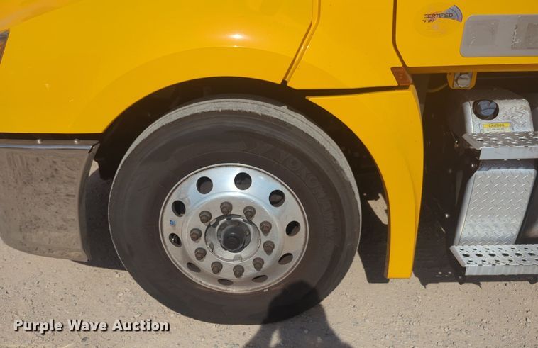 image for item NW9532 2021 Freightliner  Cascadia 126 semi truck