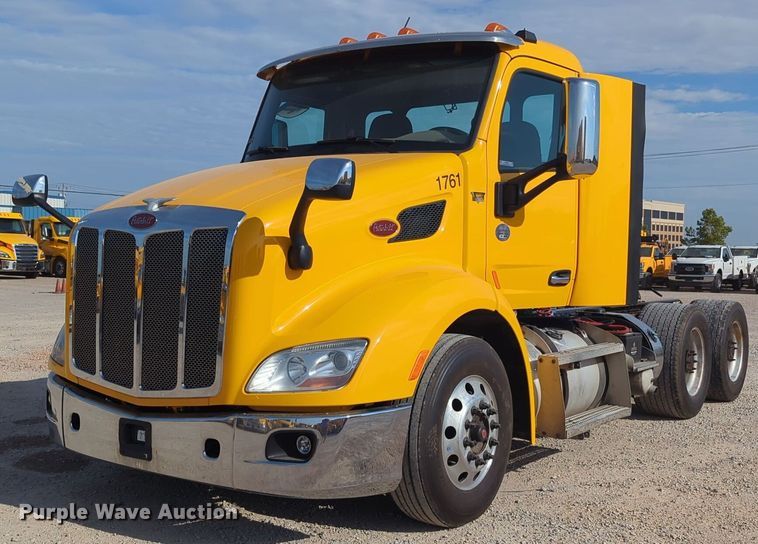 image for item NW9533 2017 Peterbilt 579 semi truck