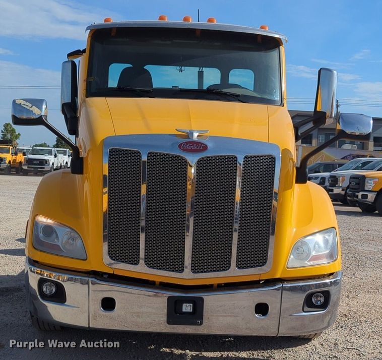image for item NW9533 2017 Peterbilt 579 semi truck