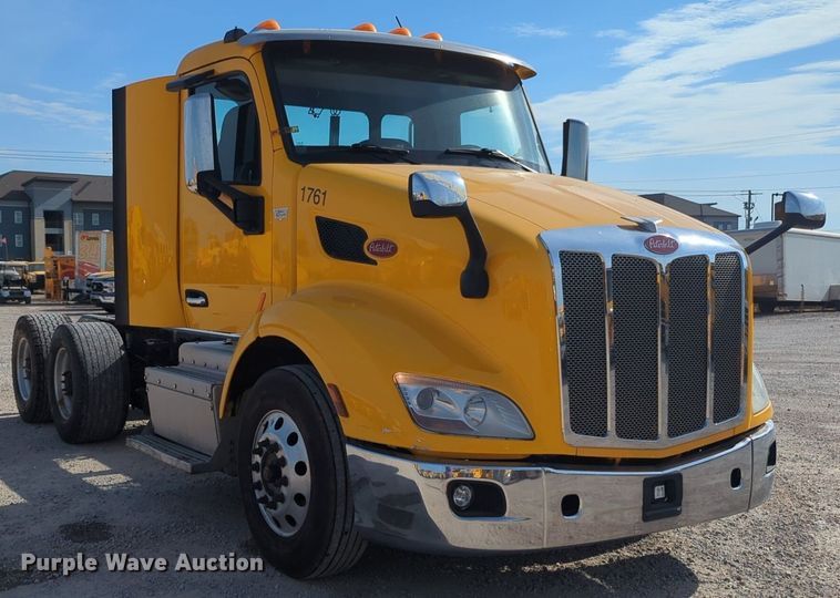 image for item NW9533 2017 Peterbilt 579 semi truck