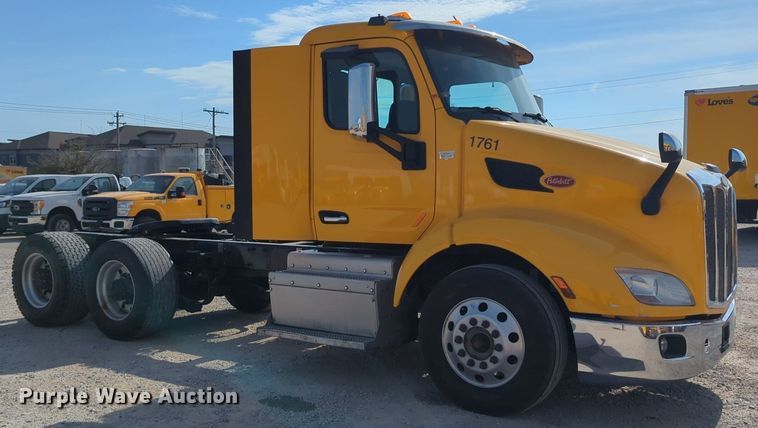 image for item NW9533 2017 Peterbilt 579 semi truck